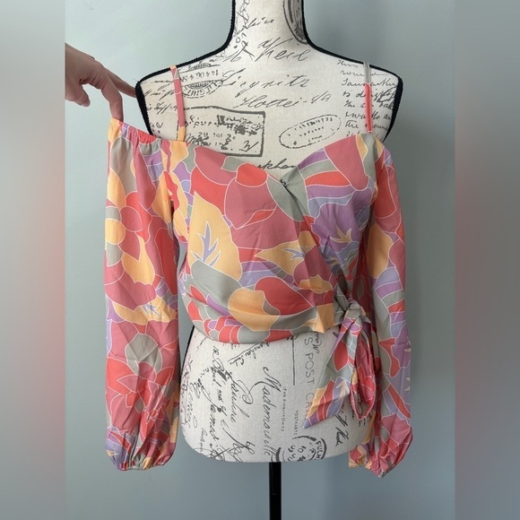NWT Pedal & Pup off the shoulder, wrap, cropped top, size S - Picture 2 of 6